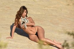 Mẫu nội y Demi Rose bán nude, phô 3 vòng 'bỏng rẫy'