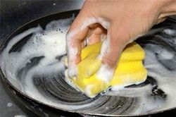 Sai lầm 'dùng như phá' khiến chảo chống dính vừa nhanh hỏng lại biến thành 'ổ' bệnh