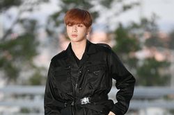 Kang Daniel trông như nam thần khi diện áo khoác dài ở sân bay