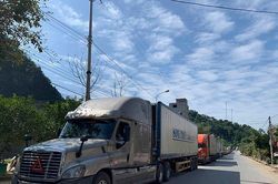 500 xe nông sản Việt bị tắc ở cửa khẩu Tân Thanh: Trung Quốc lại 'bày trò' gì?