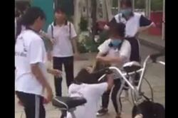 Nữ sinh trường THCS ở Bình Dương bị đánh hội đồng: Bạn bè không dám can ngăn