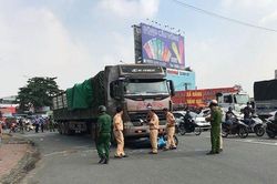 Clip: Hiện trường vụ va chạm xe đầu kéo làm hai vợ chồng tử vong, bé gái nguy kịch