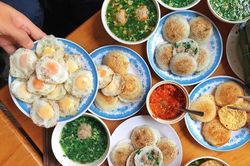 Bánh căn xíu mại Đà Lạt chinh phục khách Tây lần đầu nếm thử