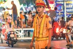 Bị chụp trộm, chàng CSGT điển trai bất ngờ 'sáng nhất MXH'