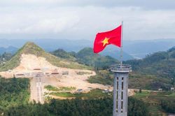 Cận cảnh ngọn núi bị xẻ làm khu du lịch tâm linh ngay sát cột cờ Lũng Cú