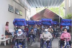 XSKT TPHCM trao tặng 200 xe lắc tay cho người khuyết tật bán vé số