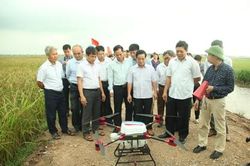 Trình diễn hệ thống máy bay thông minh sử dụng trong sản xuất nông nghiệp