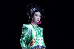 Hoa hậu Đỗ Mỹ Linh kẻ mắt đỏ, đội mấn tuồng cổ lên sàn catwalk