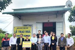 Trao 4 nhà Ðại đoàn kết cho các hộ nghèo ở huyện Lâm Hà