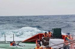 Tàu cá Nghệ An hỏng máy giữa lúc biển động dữ dội, 9 thuyền viên hoảng sợ kêu cứu