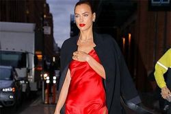 Tình cũ Ronaldo nóng bỏng với đầm đỏ xẻ cao