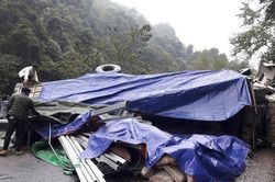 Cao Bằng: Mưa lớn, xe tải mất lái lật ngang tại Quốc lộ 34, gây ách tắc nghiêm trọng