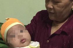 Bé trai bị bỏ rơi trước cổng nhà trưởng thôn kèm phong bì 1 triệu đồng