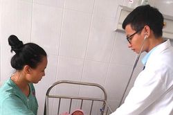 Phẫu thuật đưa ruột vào lại ổ bụng trẻ sơ sinh