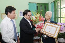 Bí thư Thành ủy Hoàng Trung Hải trao Huy hiệu Đảng cho đảng viên lão thành quận Hoàn Kiếm