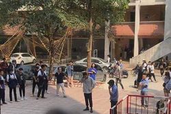 Nam sinh trường Kiến trúc nghi nhảy lầu tự tử, rơi trúng một người đi bộ dưới sân