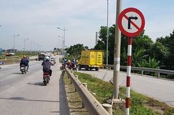 Nguy cơ mất an toàn dưới chân cầu Nguyệt Viên