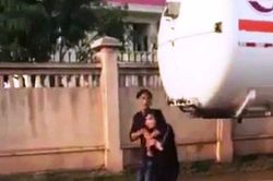 Clip: Kẻ ngáo đá dí dao vào cổ, khống chế bé gái để tìm cách tẩu thoát khi gặp công an
