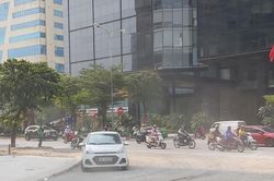 Nhiều đường phố Hà Nội lại chìm trong khói bụi
