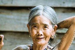 Gặp gỡ thợ xăm mình 102 tuổi, già nhất thế giới