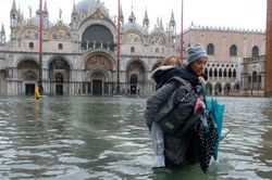 Khách du lịch bì bõm lội nước… khi tới Venice, Italy