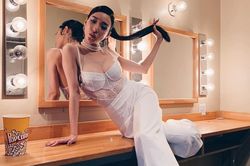 Rời nhóm SNSD, Tiffany chuộng mặc bra và váy ngắn lên sân khấu
