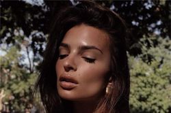 Emily Ratajkowski khoe ngực đầy, eo thon khiến chị em phải ghen tị