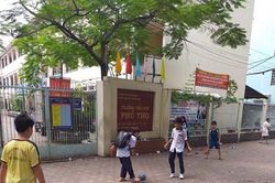 Nguy hiểm khi học sinh đá bóng trên vỉa hè
