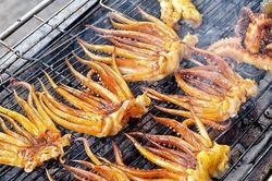 Những quán mực và bạch tuộc nướng ăn là ghiền ở TP.HCM