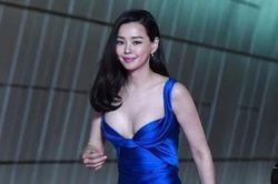 Hoa hậu Honey Lee nhiều lần gây tranh cãi vì trang phục quá sexy