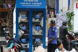 Những tủ quần áo miễn phí 'ai cần đến lấy' sưởi ấm phố đông Hà Nội