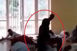 Thầy giáo dạy võ bằng cách 'thượng cẳng chân, hạ cẳng tay' với nhiều học viên