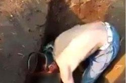 Nhớ thương người mẹ đã khuất, nam thanh niên đào mộ mang thi thể về nhà
