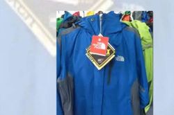 Chuyển vụ nghi giả nhãn The North Face cho công an