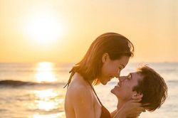 Sao Việt ngày 20/11: Á hậu Hoàng Oanh khoe chồng Tây điển trai