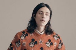 Lee Dong Wook gây tranh cãi khi mặc đồ Mickey, để tóc xoăn dài