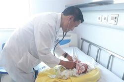 Cứu sống trẻ sơ sinh quốc tịch Lào nguy kịch khi vừa xuống sân bay Nội Bài