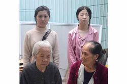 Thân già nuôi cháu mồ côi