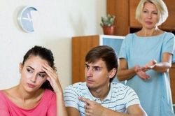 7 năm chồng ra sức uốn nắn vợ theo khuôn mẫu của mẹ