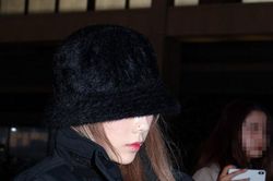 Taeyeon (SNSD) thất thần, cúi đầu buồn bã sau tin Goo Hara qua đời