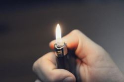 Thanh niên nuốt bật lửa khi say rượu