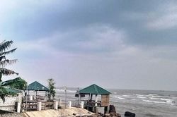 Hàng loạt nhà hàng không phép lấn chiếm biển Cửa Hiền