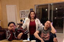 Hoài Linh bĩu môi khi em trai Dương Triệu Vũ dẫn đi ăn ở Mỹ