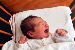 Bé sơ sinh suýt chết vì bị đẻ rơi, bà mẹ 20 tuổi vẫn bặt vô âm tín