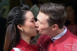 Chồng người Mỹ hôn Hoàng Oanh trong lễ rước dâu