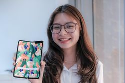 Máy chính hãng ra mắt, Galaxy Fold xách tay giảm giá mạnh