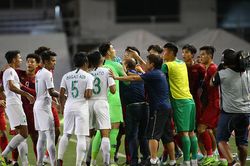 Khoảnh khắc thầy Park 'dằn mặt' cầu thủ Indonesia, bảo vệ học trò