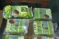Tinh thể trắng giấu trong gói trà tiếp tục trôi dạt vào biển Quảng Trị