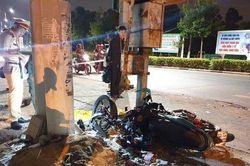 Chạy xe máy với tốc độ cao rồi lao vào cột điện, 2 người tử vong