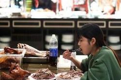 Cô gái bị loạt nhà hàng buffet cấm cửa vì ăn quá nhiều